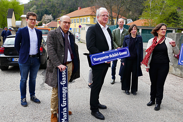 Umbenennung der Maria-Grengg-Gasse in Krems an der Donau in Anwesenheit des Bürgermeisters Dr. Reinhard Resch und des Historikers Dr. Robert Streibel